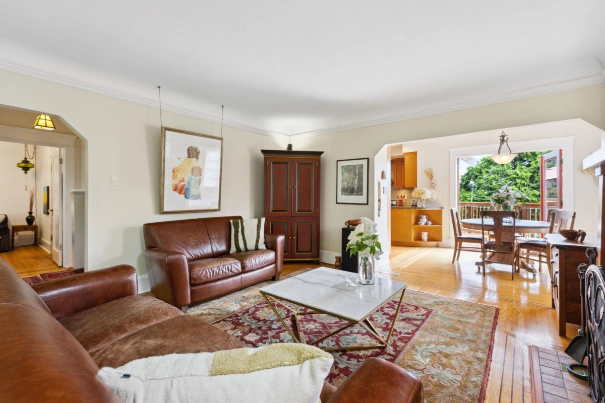 Kitchen Photo of 349 E 24th Street, North Vancouver, BC