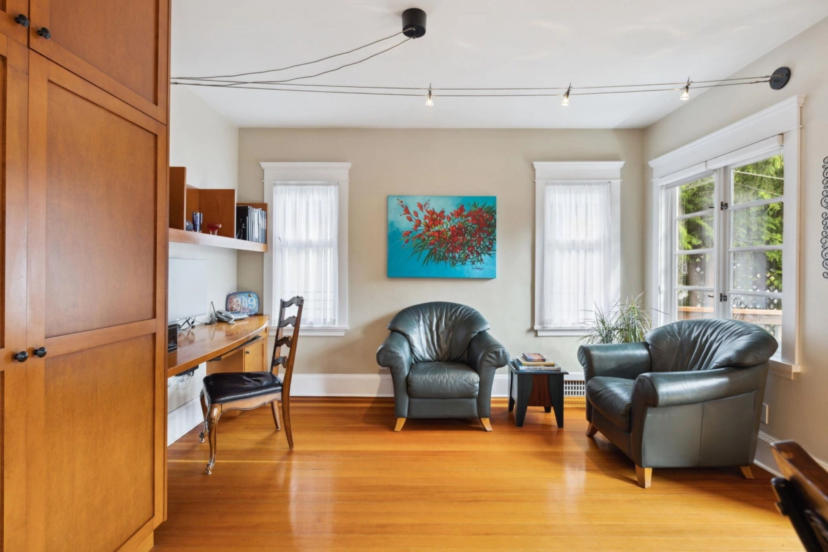 Walk-In Closet Photo of 349 E 24th Street, North Vancouver, BC