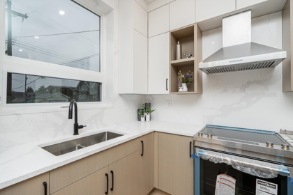 Kitchen Island Photo of 2 2753 Nanaimo Street, Vancouver, BC