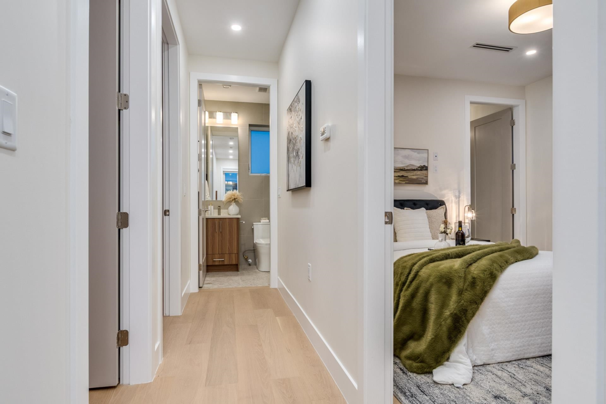 Guest Bathroom Photo of 1 2945 E 44th Avenue, Vancouver, BC