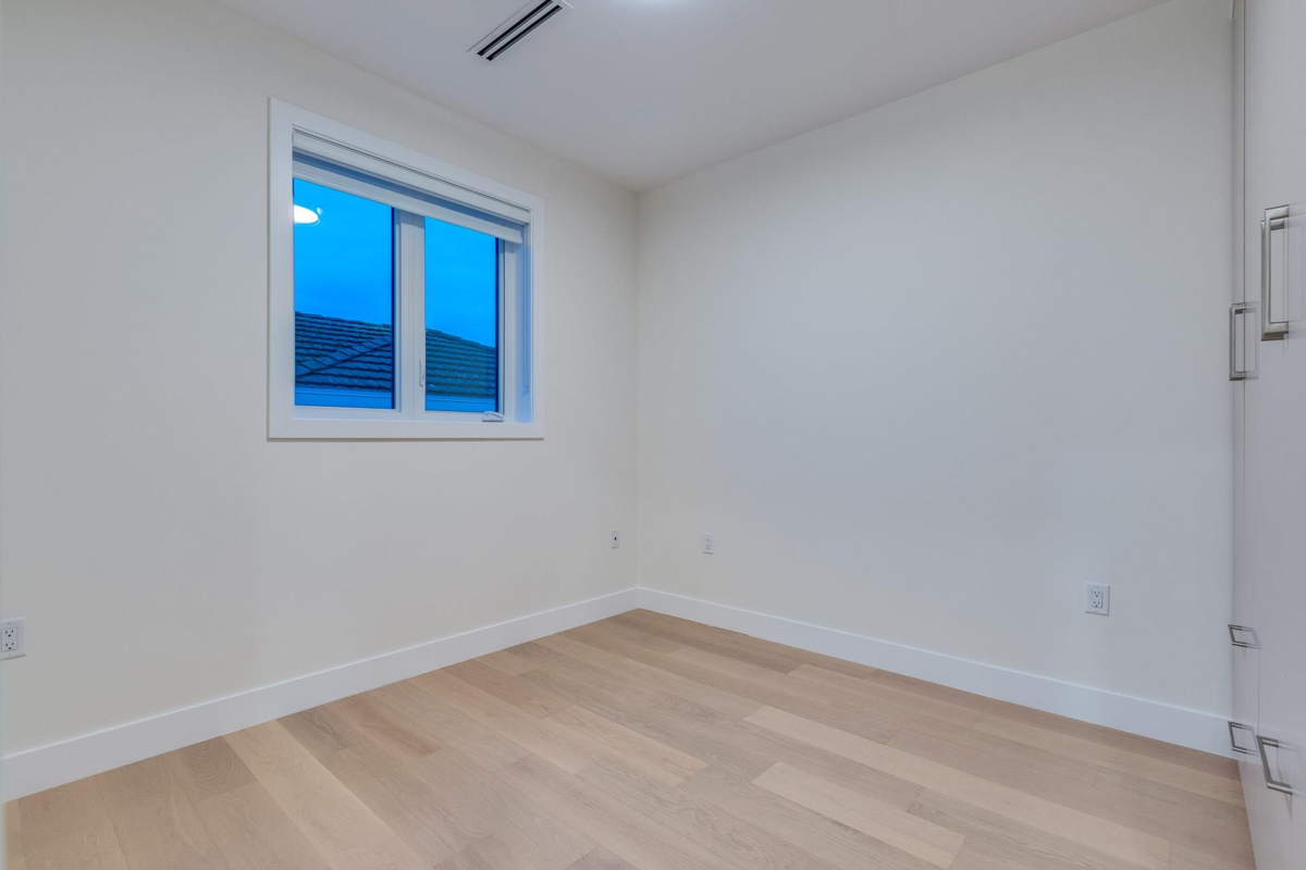 Laundry Room Photo of 1 2945 E 44th Avenue, Vancouver, BC