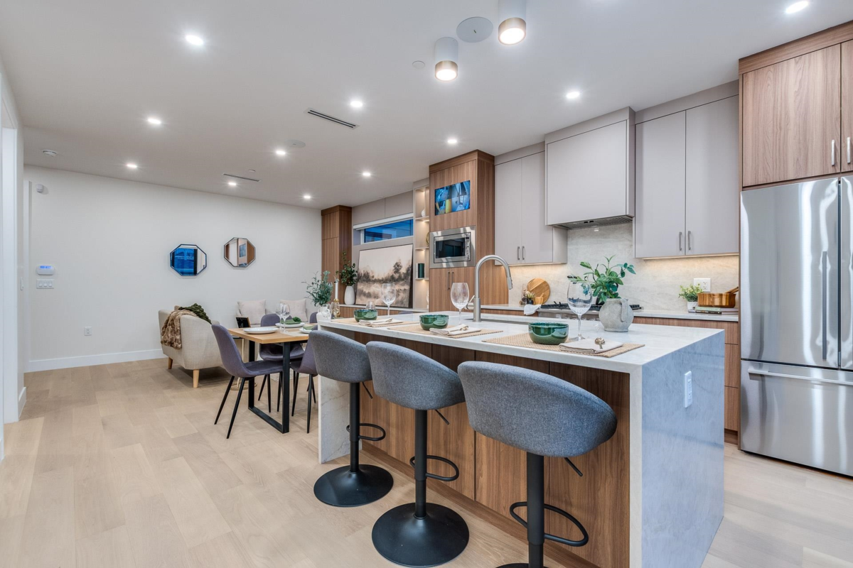 Primary Bathroom Photo of 1 2945 E 44th Avenue, Vancouver, BC