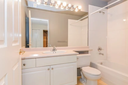 Entry Foyer Photo of 33 17917 68 Avenue, Surrey, BC