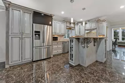 Kitchen Island Photo of 15181 68a Avenue, Surrey, BC