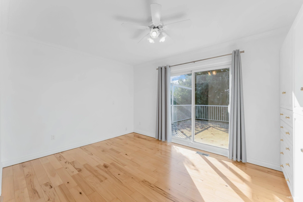 Kitchen Island Photo of 8063 Wiltshire Boulevard, Delta, BC