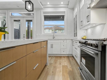 Kitchen Island Photo of 14969 96 Avenue, Surrey, BC