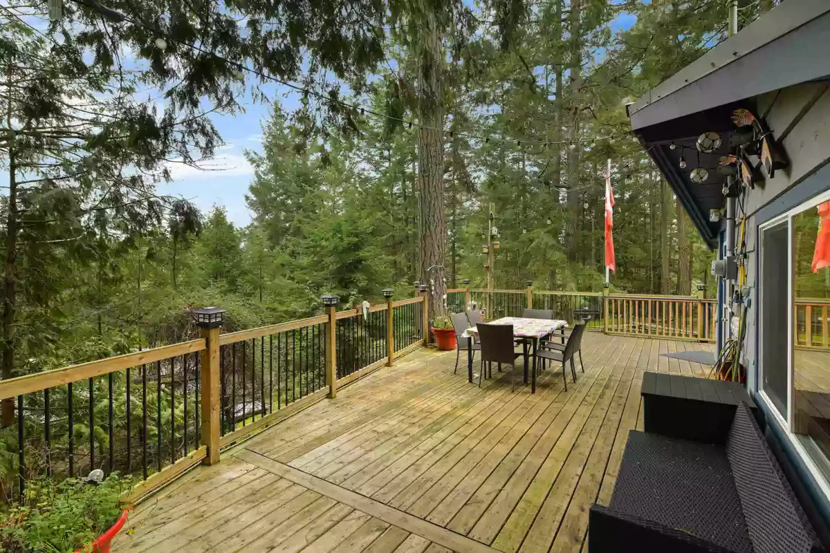 Breakfast Nook Photo of 493 Abbott Road, Mayne Island, BC