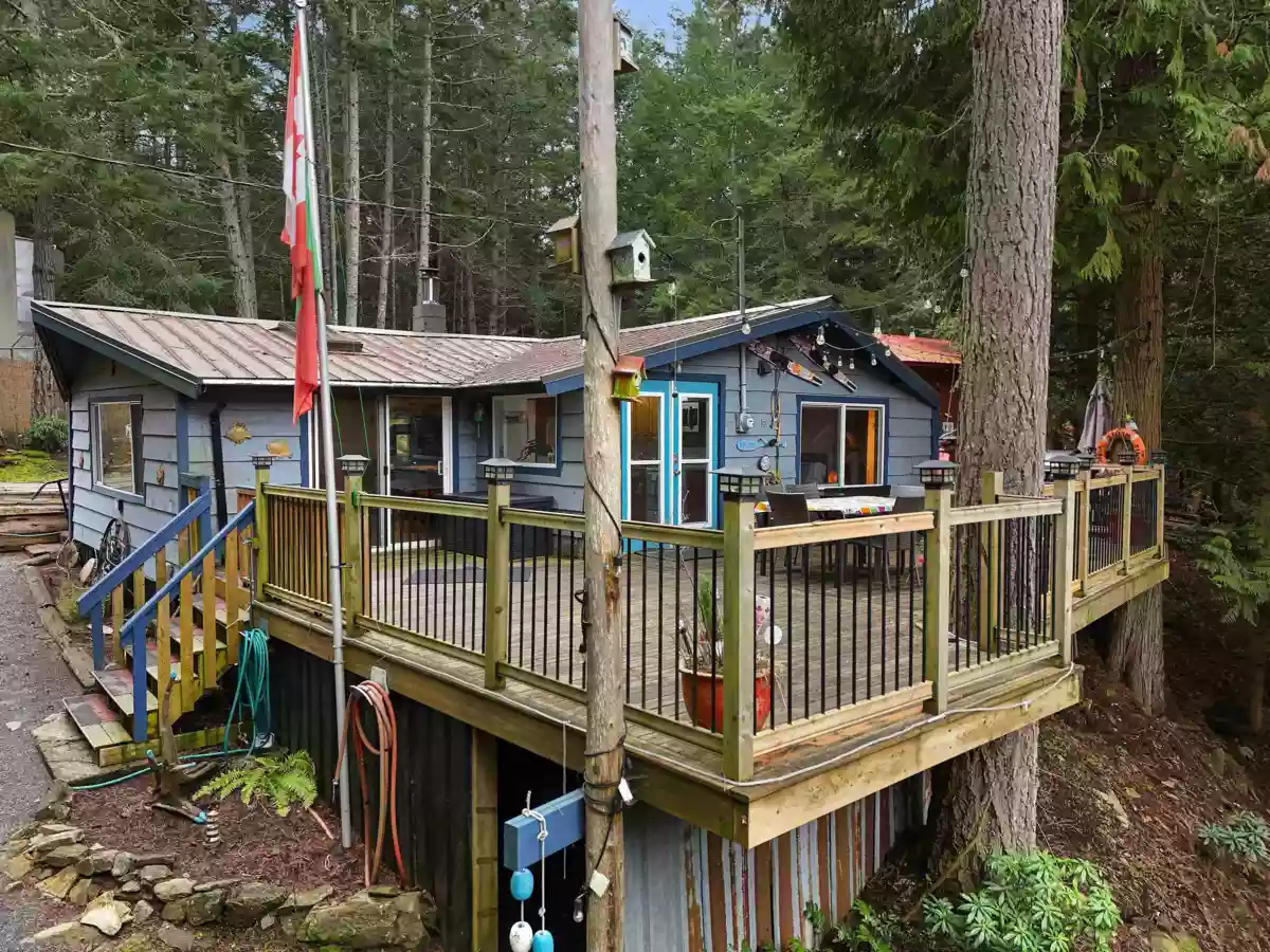Family Room Photo of 493 Abbott Road, Mayne Island, BC