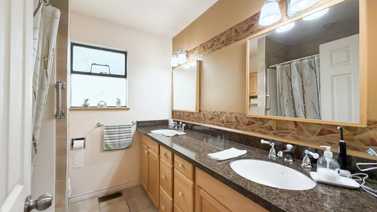 Laundry Room Photo of 5716 48b Avenue, Delta, BC