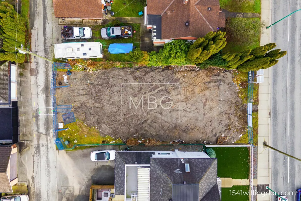 Primary Bedroom Photo of 4 1541 Willingdon Avenue, Burnaby, BC