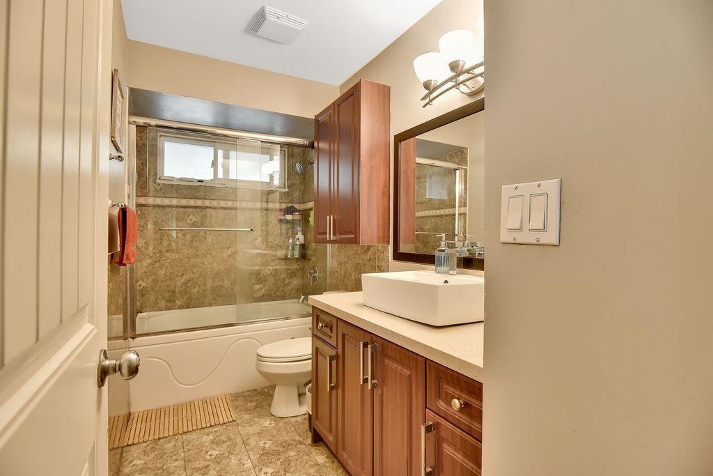 Kitchen Island Photo of 12845 64 Avenue, Surrey, BC