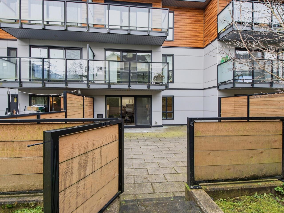 Powder Room Photo of 202 215 Mowat Street, New Westminster, BC