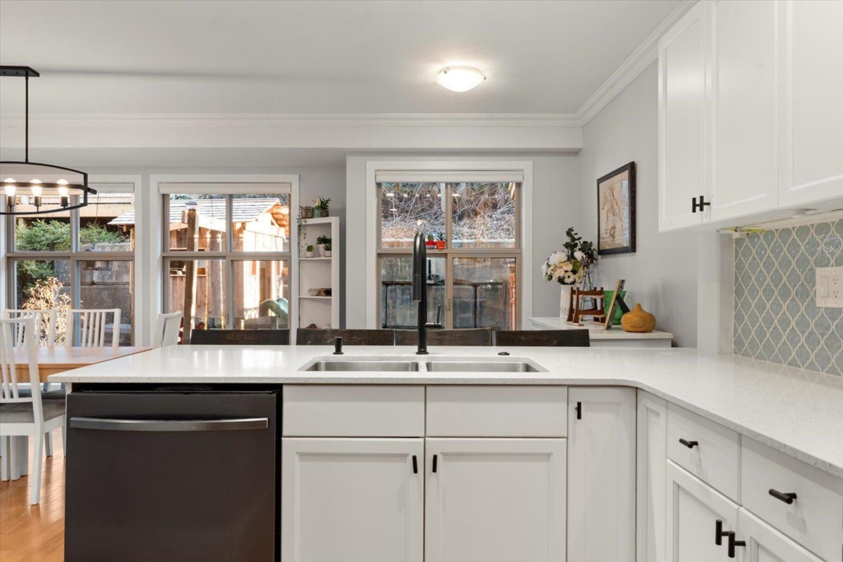 Breakfast Nook Photo of 21 46858 Russell Road, Chilliwack, BC