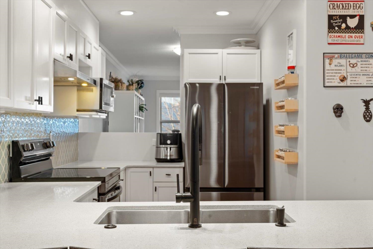 Dining Area Photo of 21 46858 Russell Road, Chilliwack, BC