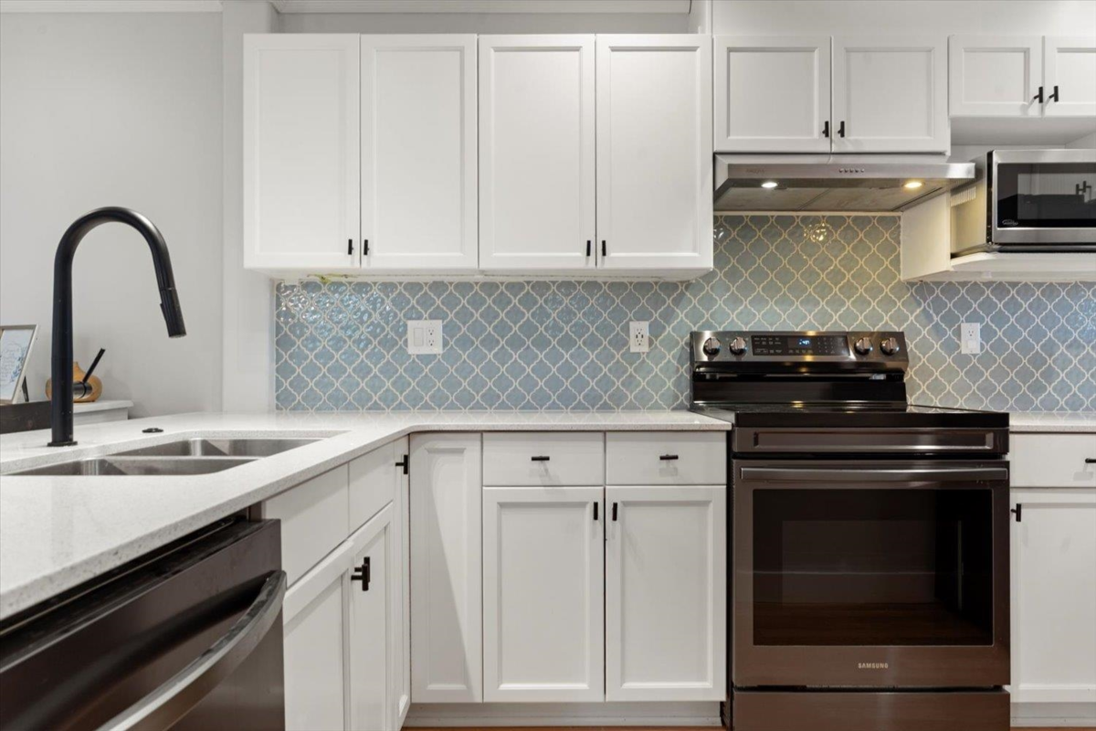 Living Room Photo of 21 46858 Russell Road, Chilliwack, BC