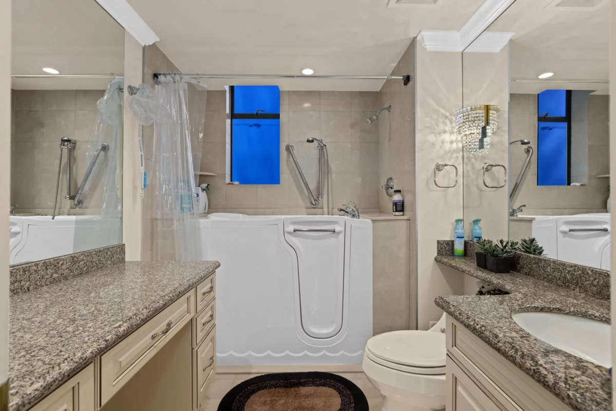 Powder Room Photo of 1801 1972 Bellevue Avenue, West Vancouver, BC