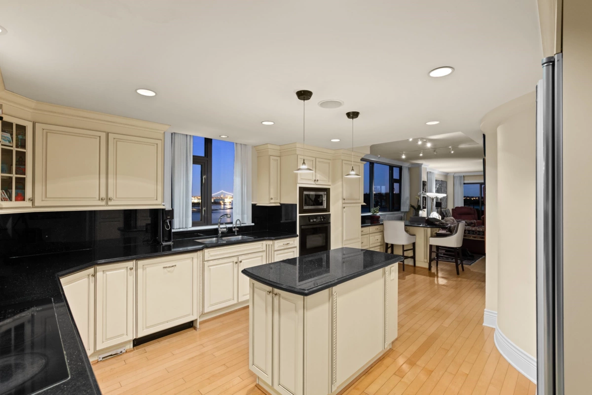 Primary Bedroom Photo of 1801 1972 Bellevue Avenue, West Vancouver, BC