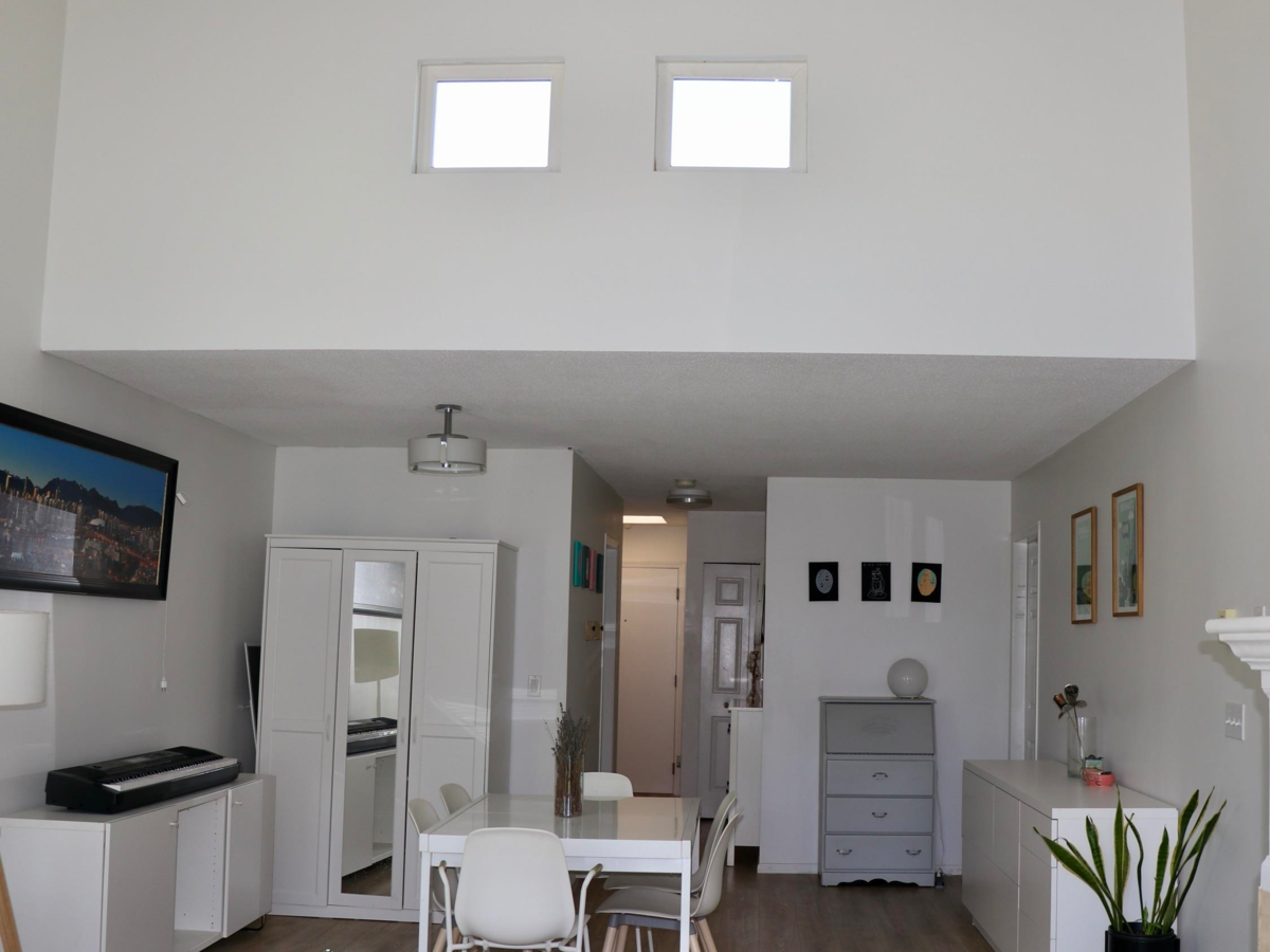 Living Room Photo of 403 106 W Kings Road, North Vancouver, BC