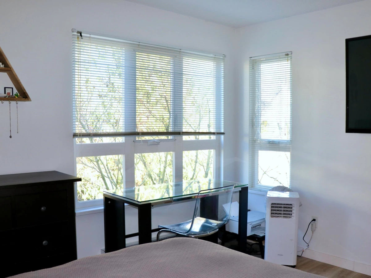 Walk-In Closet Photo of 403 106 W Kings Road, North Vancouver, BC