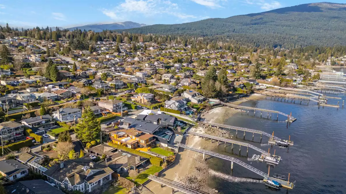 Entry Foyer Photo of 450 Beachview Drive, North Vancouver, BC