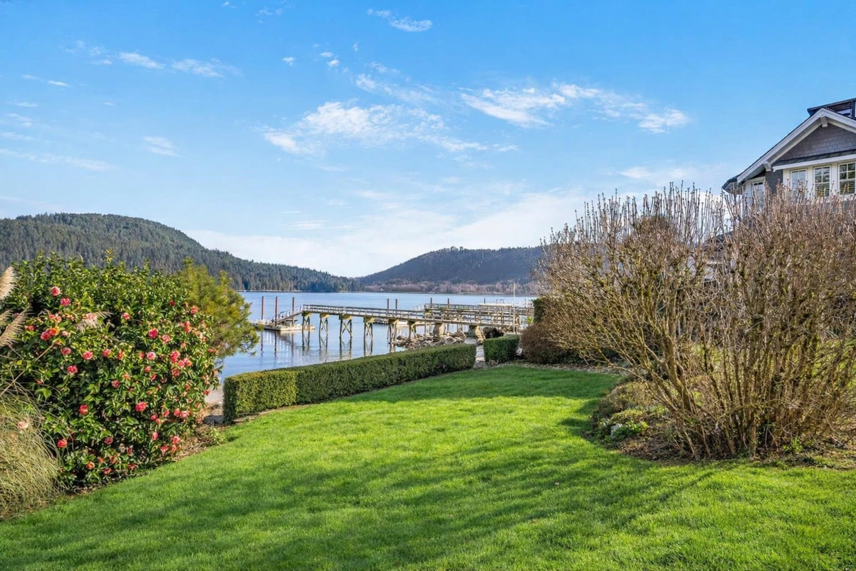 Guest Bathroom Photo of 450 Beachview Drive, North Vancouver, BC