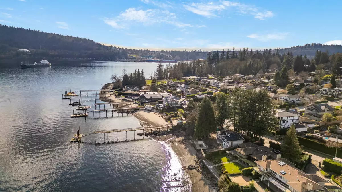 Hallway Photo of 450 Beachview Drive, North Vancouver, BC