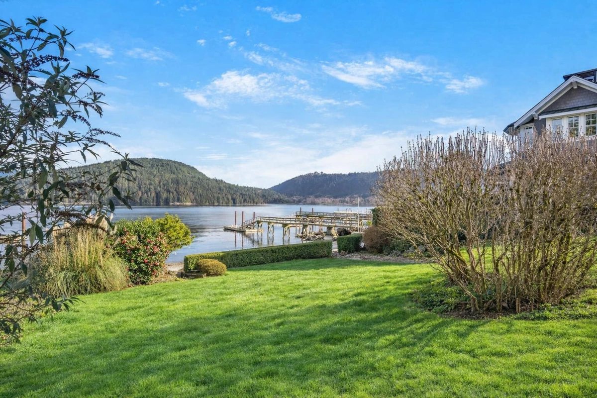 Kitchen Island Photo of 450 Beachview Drive, North Vancouver, BC