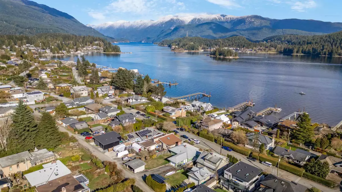 Laundry Room Photo of 450 Beachview Drive, North Vancouver, BC