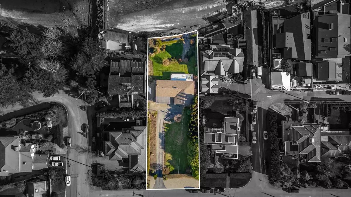 Staircase Photo of 450 Beachview Drive, North Vancouver, BC