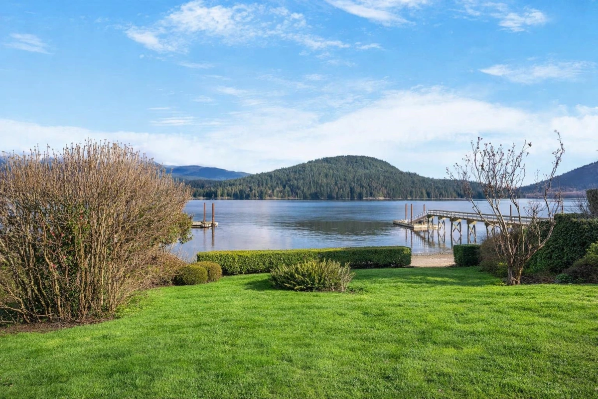 Walk-In Closet Photo of 450 Beachview Drive, North Vancouver, BC