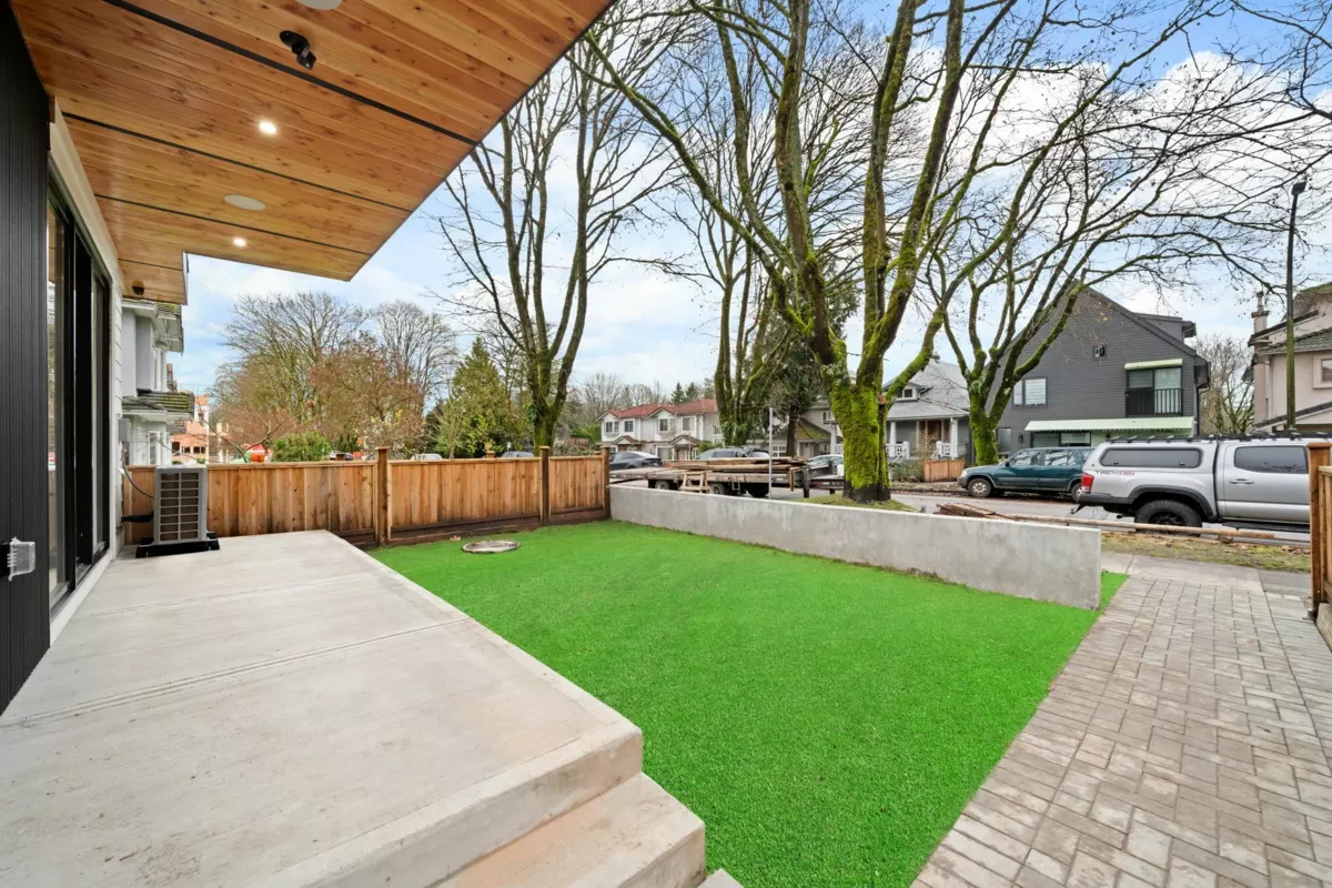 Hot Tub / Spa Photo of 1 1967 E 13th Avenue, Vancouver, BC