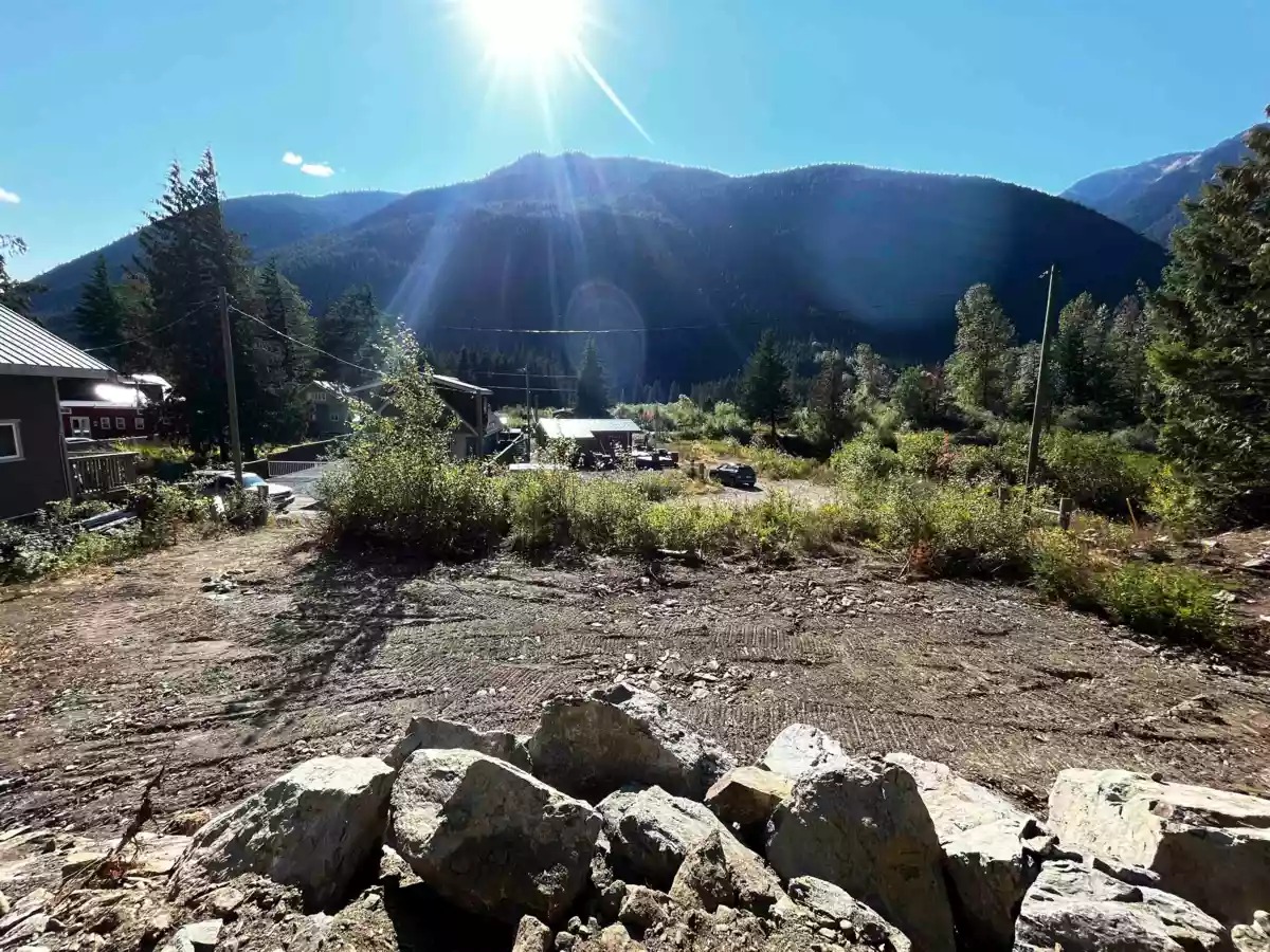 Entry Foyer Photo of H118 Strawberry Lane, Sunshine Valley, BC