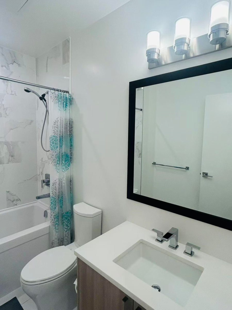 Primary Bathroom Photo of 1301 13350 Central Avenue, Surrey, BC