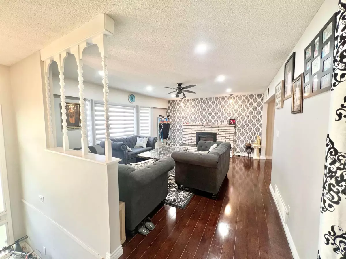 Family Room Photo of 13180 99 Avenue, Surrey, BC