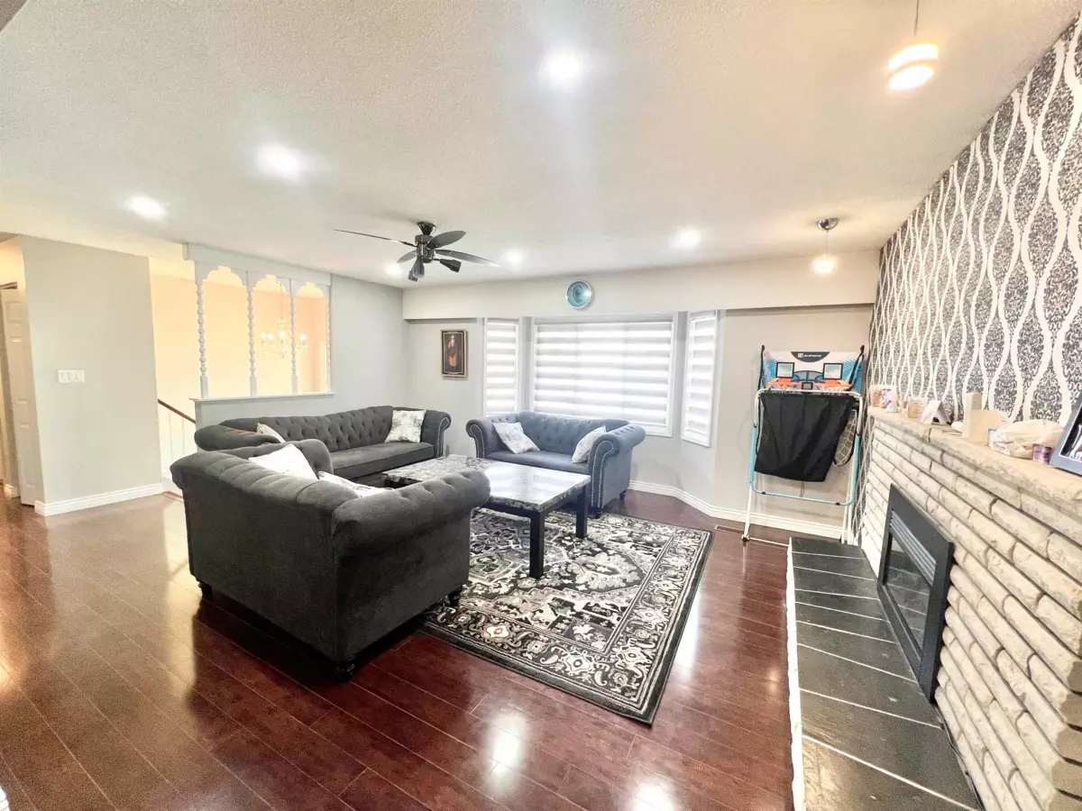 Living Room Photo of 13180 99 Avenue, Surrey, BC