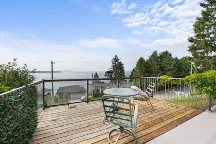 Entry Foyer Photo of 14310 Sunset Drive, White Rock, BC