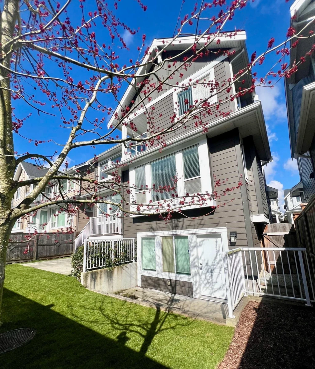 Family Room Photo of 16756 17b Avenue, Surrey, BC