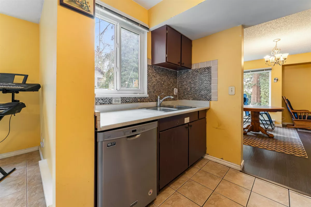 Dining Area Photo of 40 9955 140th Street, Surrey, BC