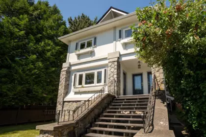 Front Yard Photo of 2575 W 3rd Avenue, Vancouver, BC