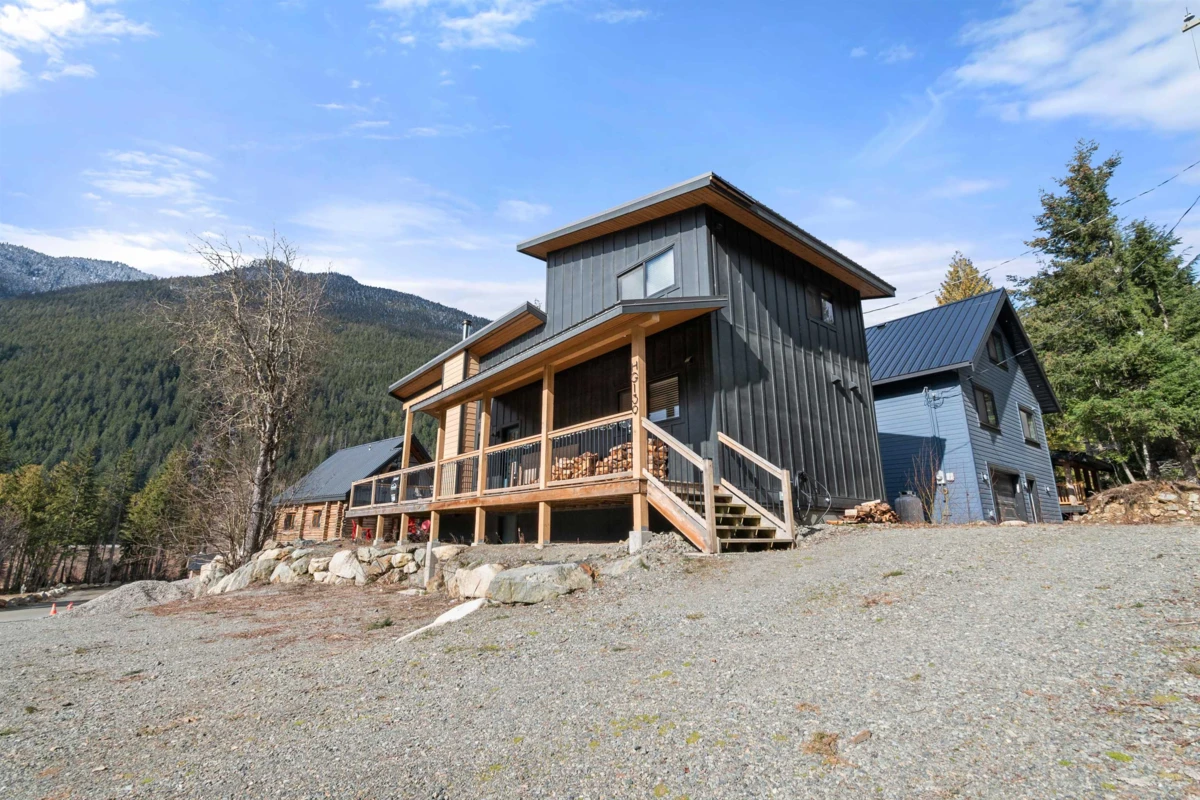 Living Room Photo of 71449 Old Yale Princeton Highway, Hope, BC