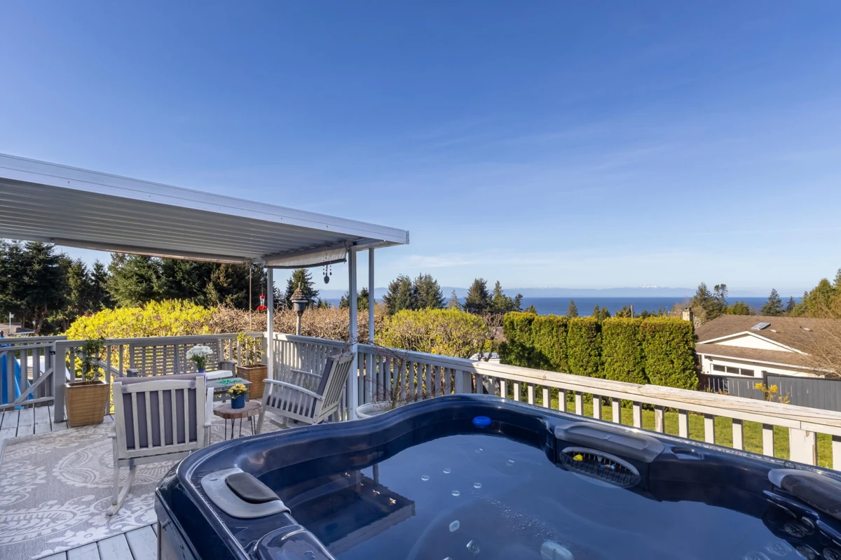 Living Room Photo of 5007 Laurel Avenue, Sechelt, BC