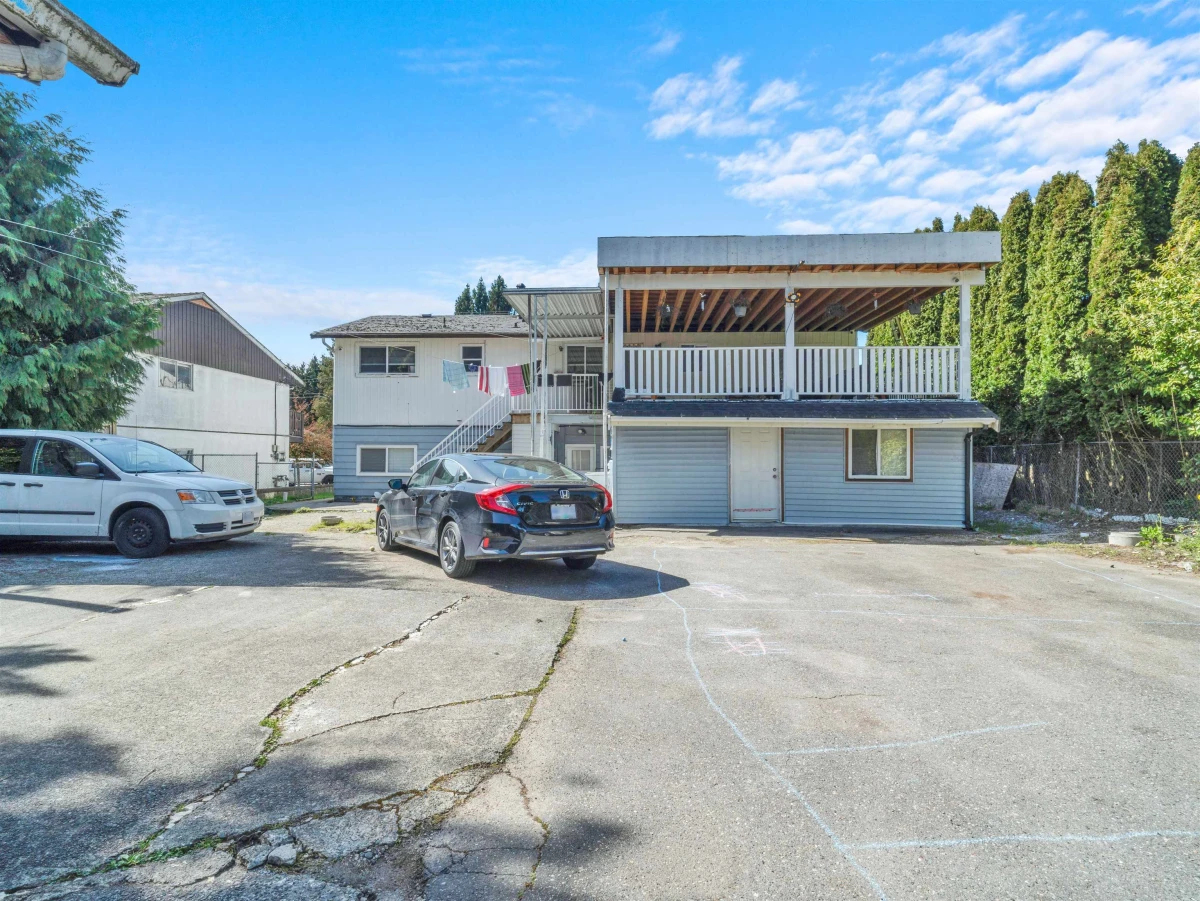 Family Room Photo of 10038 10040 128 Street, Surrey, BC