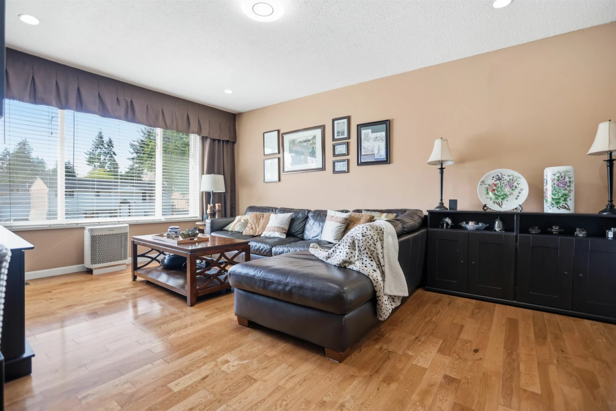 Living Room Photo of 11415 72a Avenue, Delta, BC