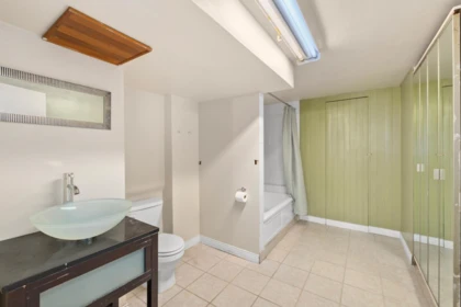 Hallway Photo of 2880 Oxford Street, Vancouver, BC