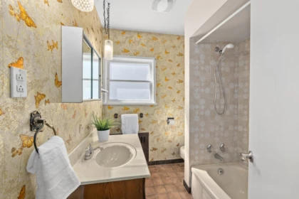 Powder Room Photo of 2880 Oxford Street, Vancouver, BC