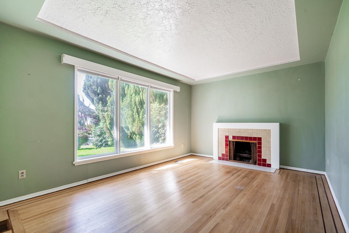 Living Room Photo of 15405 Semiahmoo Avenue, White Rock, BC