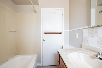 Guest Bathroom Photo of 15405 Semiahmoo Avenue, White Rock, BC