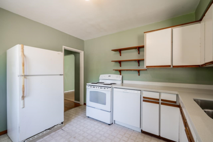 Kitchen Photo of 15405 Semiahmoo Avenue, White Rock, BC