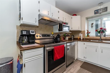 Kitchen Photo of 8 45435 Knight Road, Chilliwack, BC