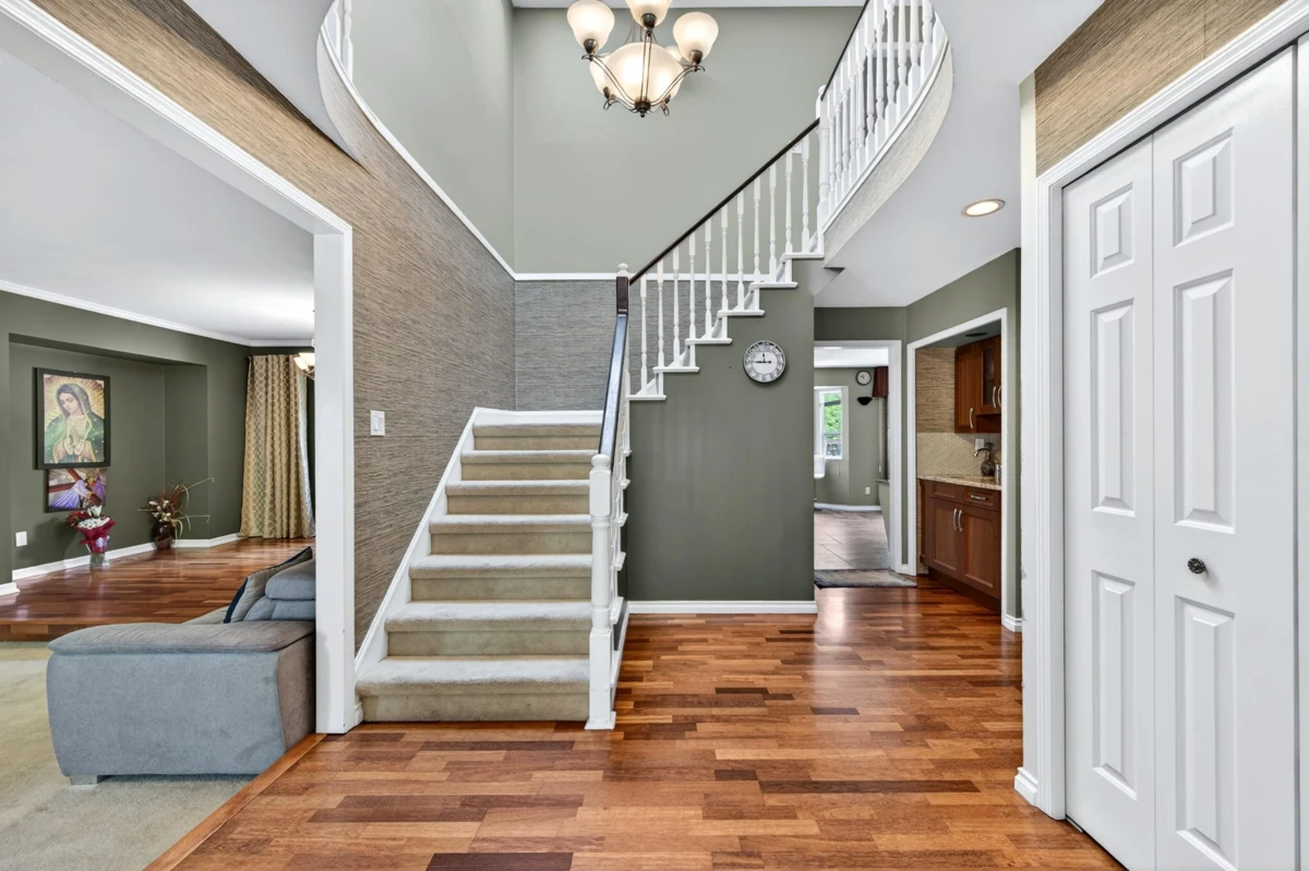 Living Room Photo of 15789 98a Avenue, Surrey, BC